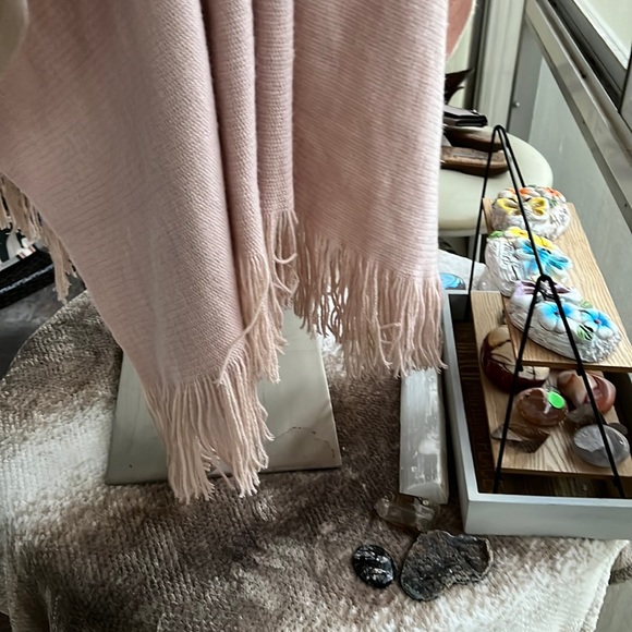 NWT Marcus Adler NY fringed shawl/wrap - Picture 5 of 7